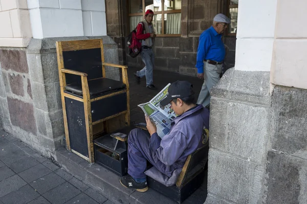 Shoeshiners na ulici města quito, Ekvádor — Stock fotografie