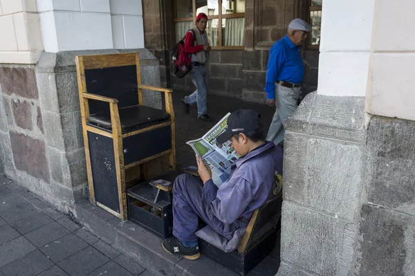 Shoeshiners sokakta şehrin quito, Ekvator — Stok fotoğraf