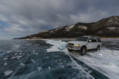 Kış Baykal Gölü üzerinde SUV kamyon