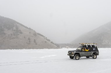 Kış Baykal Gölü üzerinde SUV kamyon