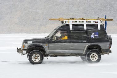 Kış Baykal Gölü üzerinde SUV kamyon