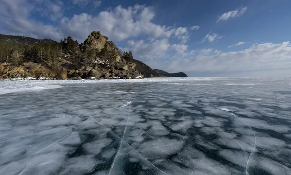 Eindeloze ijs uitgestrektheid van winter baikal lake — Stockfoto