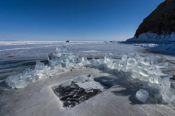 Witte blokken van ijs op lake baikal, Rusland — Stockfoto