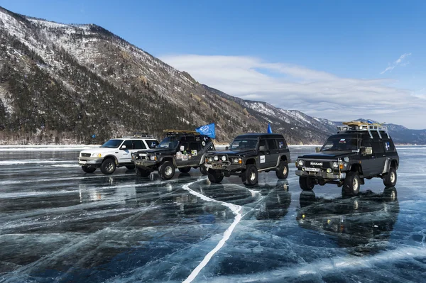 SUV vrachtwagen op winter baikal lake — Stockfoto