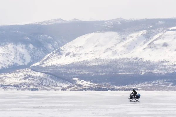 Baykal seyahatlerinizde bisikletçi