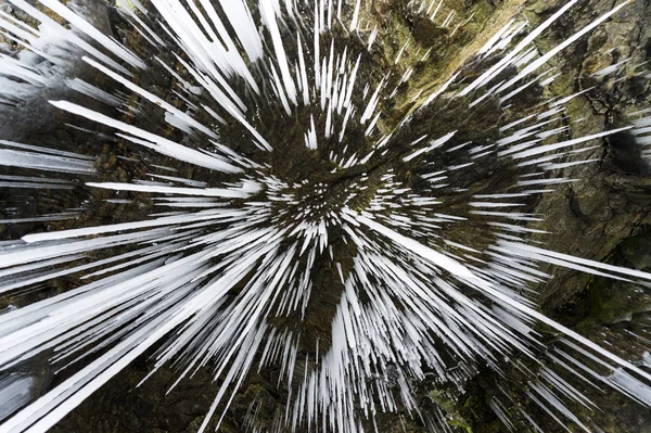 俄罗斯贝加尔湖的岩石上的诡异冰柱 — 图库照片