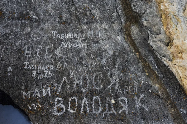 Graffiti pedra moderna no lago Baikal, Rússia — Fotografia de Stock