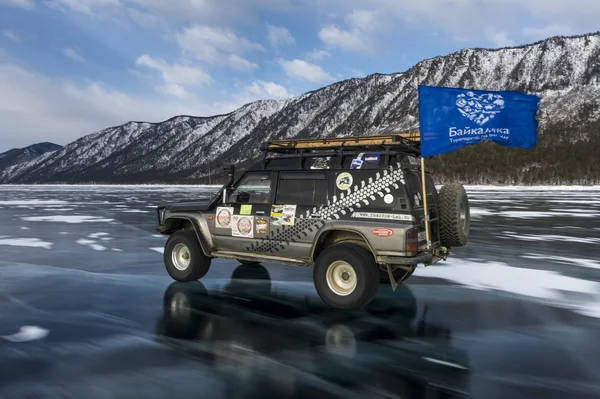 SUV vrachtwagen op winter baikal lake — Stockfoto