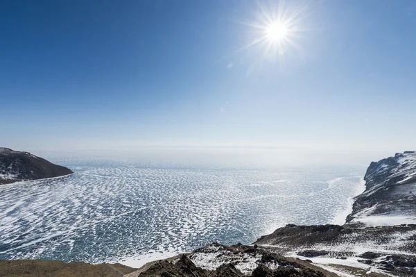 Nekonečné ledu rozlehlosti zimní jezero Bajkal — Stock fotografie