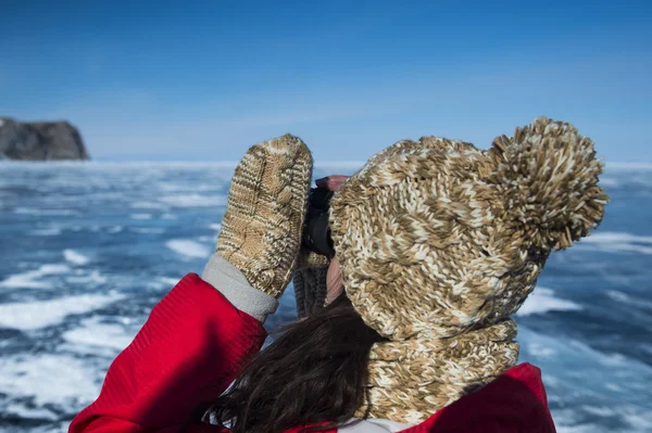 Observando binocular no lago Baikal no inverno — Fotografia de Stock