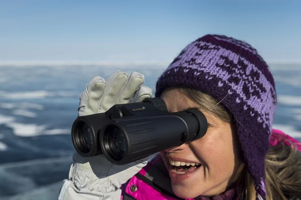 Observando binocular no lago Baikal no inverno — Fotografia de Stock