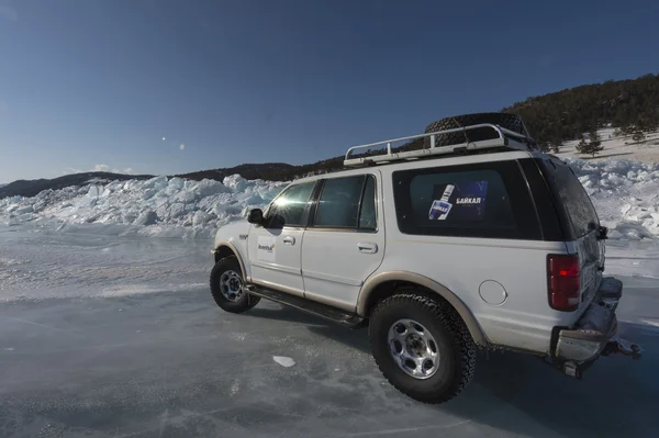 SUV vrachtwagen en baikal toroses — Stockfoto