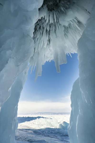 Baykal Gölü buz Mağarası