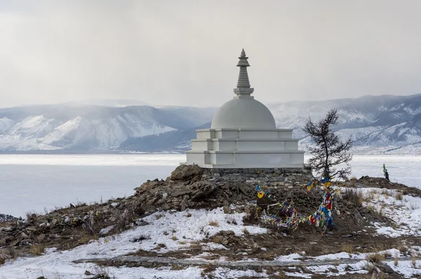 Sacred buddhist stupa on Oghoi island, Baikal lake — Stock Photo, Image
