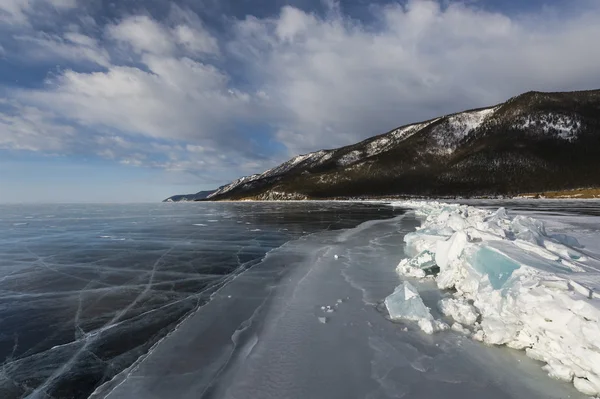 Nekonečné ledu rozlehlosti zimní jezero Bajkal — Stock fotografie