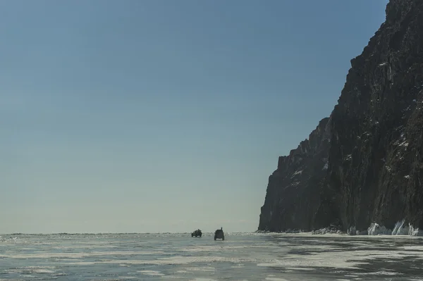 Geländewagen auf dem winterlichen Baikalsee — Stockfoto