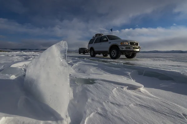 SUV vrachtwagen op winter baikal lake — Stockfoto