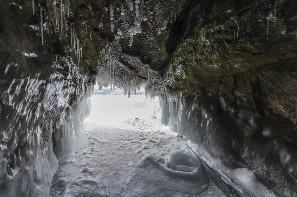 Ijsgrot op baikal lake — Stockfoto