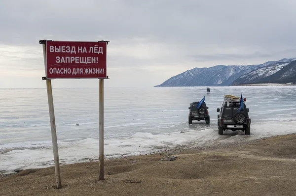 Geländewagen fährt auf winterlichem Baikalsee — Stockfoto