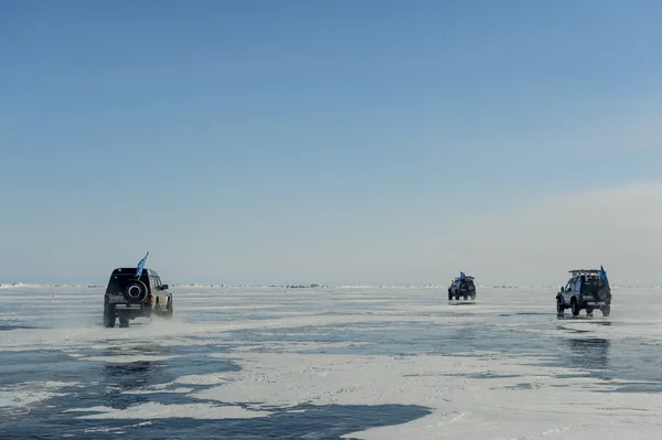 Caminhões SUV no inverno lago Baikal — Fotografia de Stock