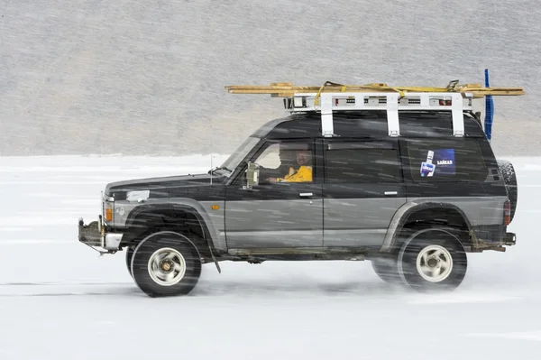 SUV camion sul lago invernale Baikal — Foto Stock