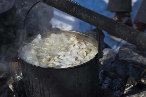 Cooking buuzes - traditional buryat dumplings — Stock Photo, Image