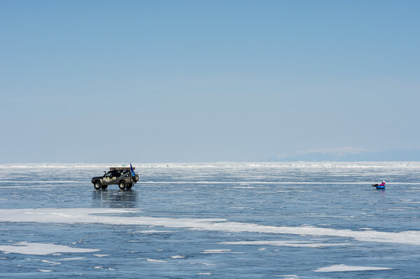 Катание на тюбинге по замерзшему озеру Байкал, Россия
