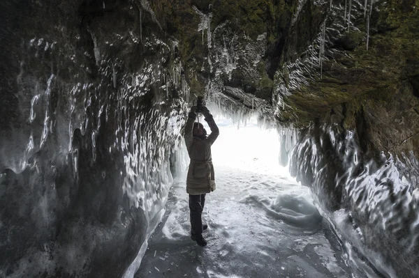 Mulher dentro da gruta de gelo no lago Baikal — Fotografia de Stock