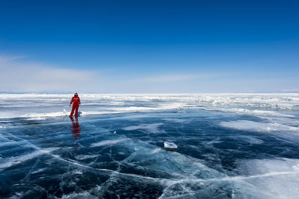 Walk on cracked ice of Baikal lake — Stock Photo, Image