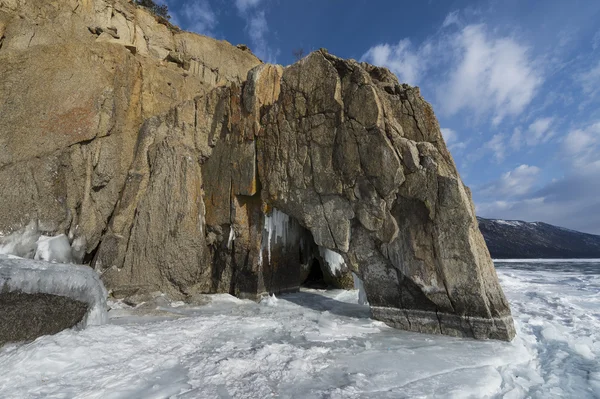 Baikla 湖、ロシアのアイスのアーチ — ストック写真