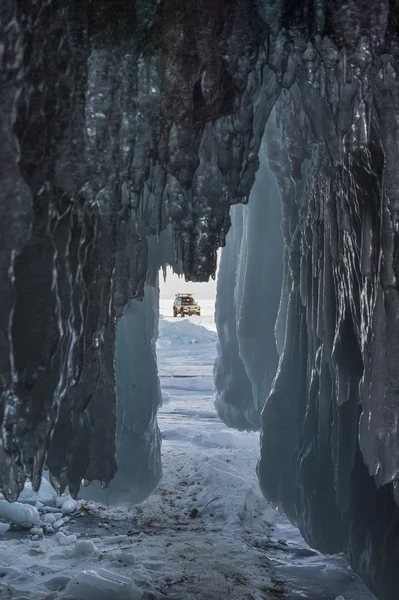 Vista do caminhão SUV através do arco gelado no inverno lago Baikal — Fotografia de Stock