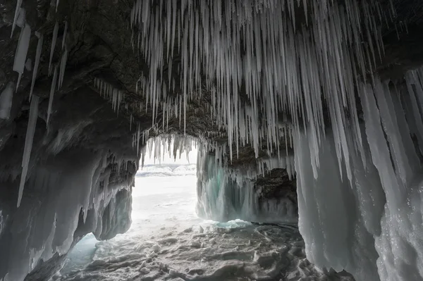 Gruta de gelo no lago Baikal — Fotografia de Stock