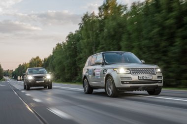 SUV otomobil bir yolda