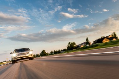 SUV auto su una strada