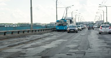 kötü asfalt üzerine köprü kostroma, Rusya Federasyonu