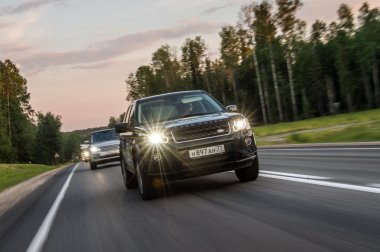 SUV otomobil bir yolda