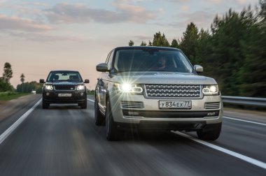 SUV otomobil bir yolda