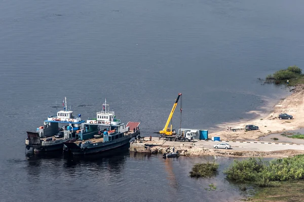 Båtar i staden Nizjnij novgorod, Ryssland — Stockfoto