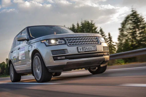 SUV auto su una strada