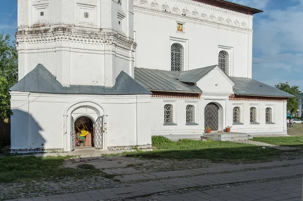 Ancien bâtiment à Suzdal utilisé comme entrepôt de marché — Photo