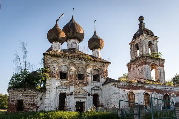 Fallfärdiga ortodoxa kyrkan i Nizjnij novgorod region, Ryssland — Stockfoto