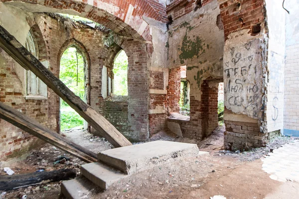 Binnen het verwoeste hrapovetskiy kasteel, Rusland — Stockfoto