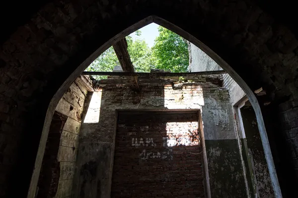 Dentro do arruinado castelo de Hrapovetskiy, Rússia — Fotografia de Stock