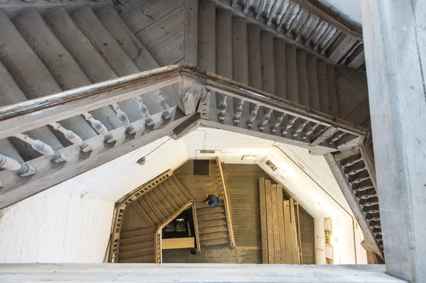 Escadas em espiral dentro da torre do sino em Vologda, Rússia — Fotografia de Stock