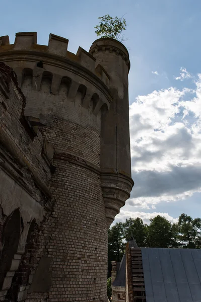 Torre del castello di Hrapovetskiy in rovina, Muromtsevo, Russia — Foto Stock