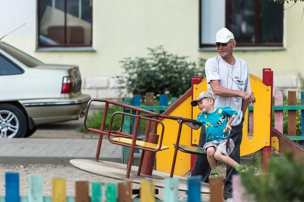 Urban scen från gatan liv i kostroma town, Ryssland — Stockfoto