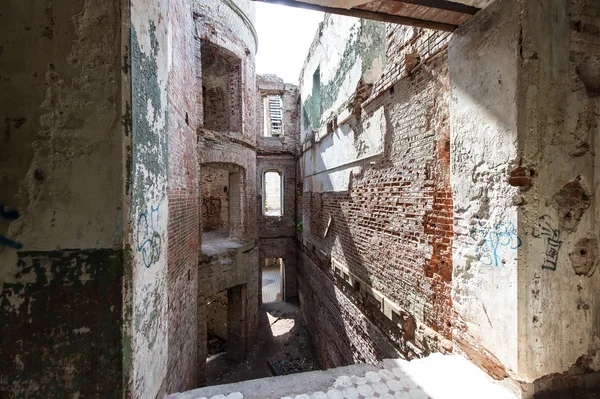 Dentro do arruinado castelo de Hrapovetskiy, Rússia — Fotografia de Stock