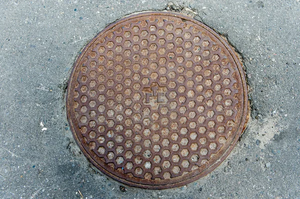 Manhole on a street of Jaroslavl, Russia — Stock Photo, Image