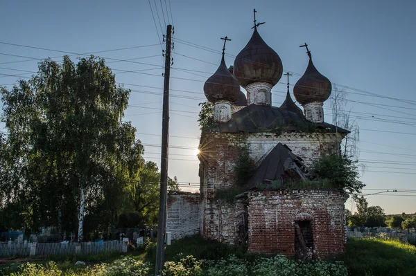 Zchátralé pravoslavná církev v regionu Nižnij novgorod, Rusko — Stock fotografie