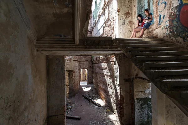 Due ragazze adolescenti all'interno rovinato castello Hrapovetskiy, Muromcevo, Russia — Foto Stock